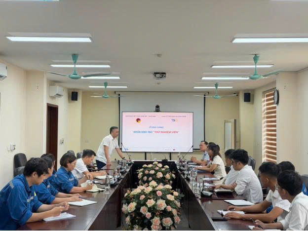 Đại diện Ban giám đốc Trung tâm An toàn Mỏ phát biểu tại buổi khai giảng